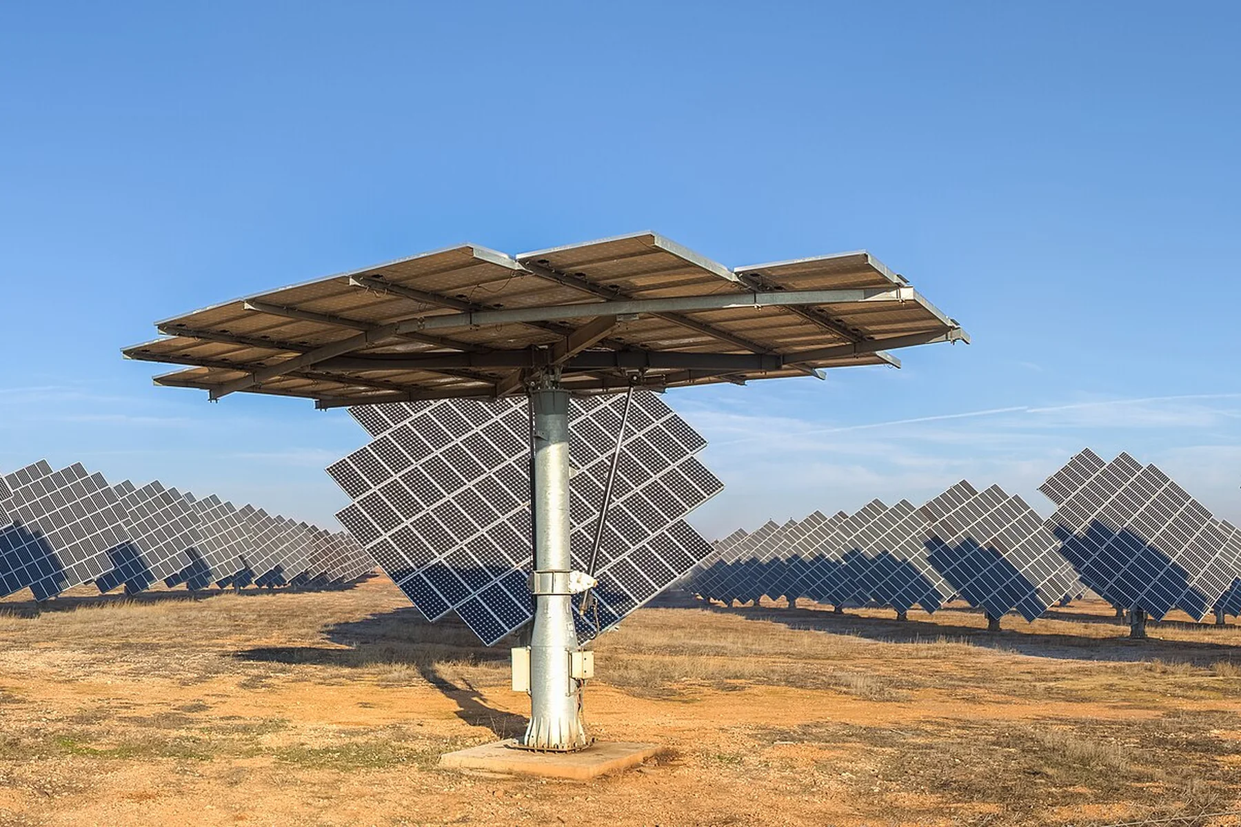 Paneles solares en una instalación española de energía renovable